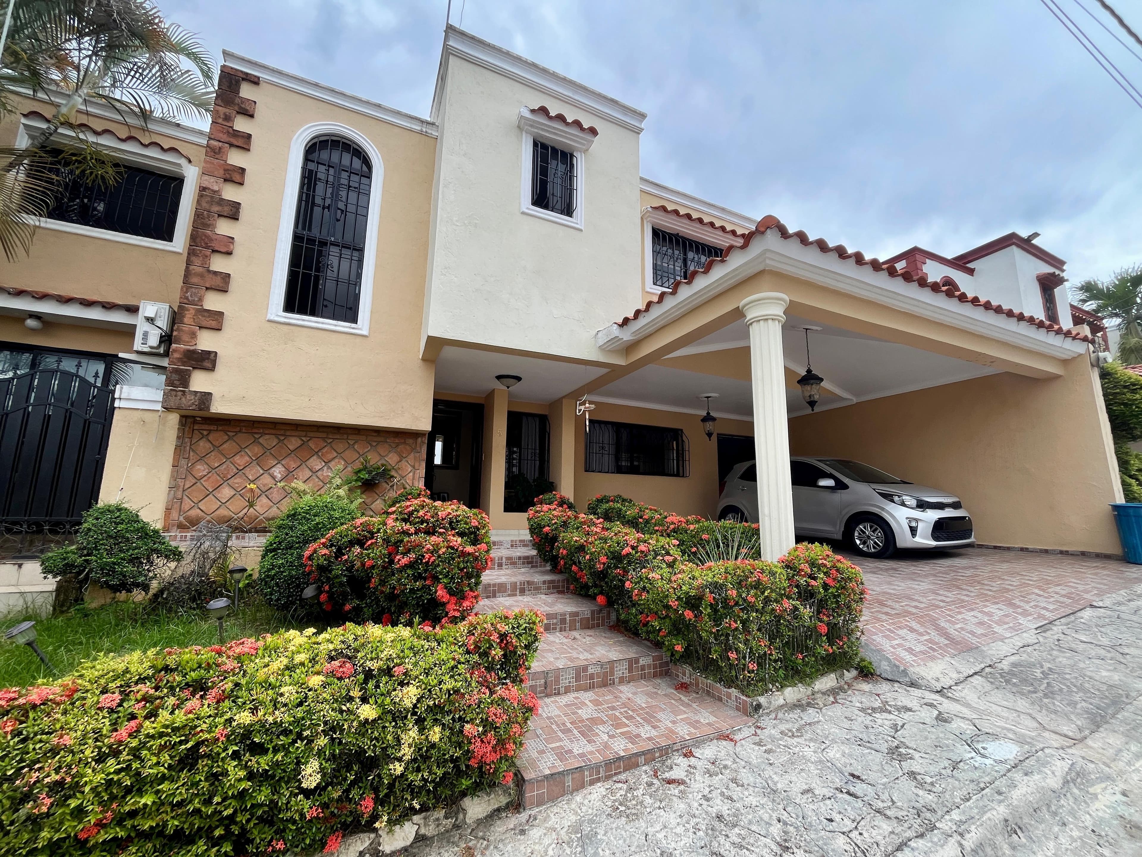 ARROYO MANZANO: En Venta Casa de 4 Hab + Estar + Terraza Techada, en Venta por US$240,000.