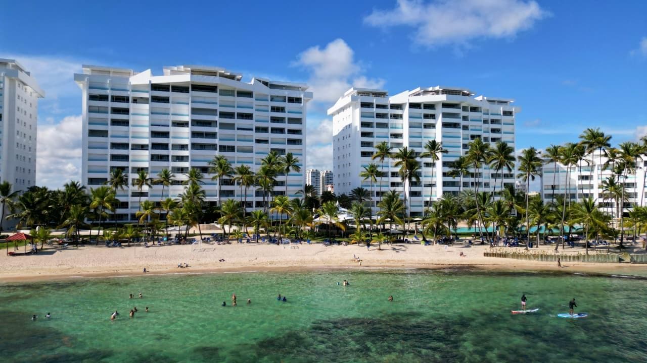MARBELLA, JUAN DOLIO: En Venta Apartamento de 3 Habitaciones, en primera línea de playa