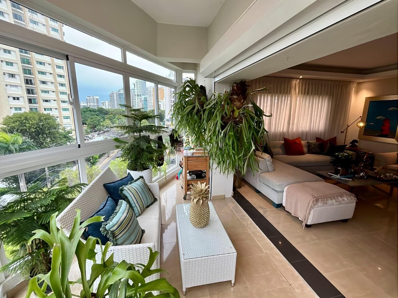 LA ESPERILLA: En Venta Apartamento de 3 Habitaciones (216 mts Netos) a pasos del Parque Iberoamericano, en Av. Cesar Nicolás Penson por US$290,000