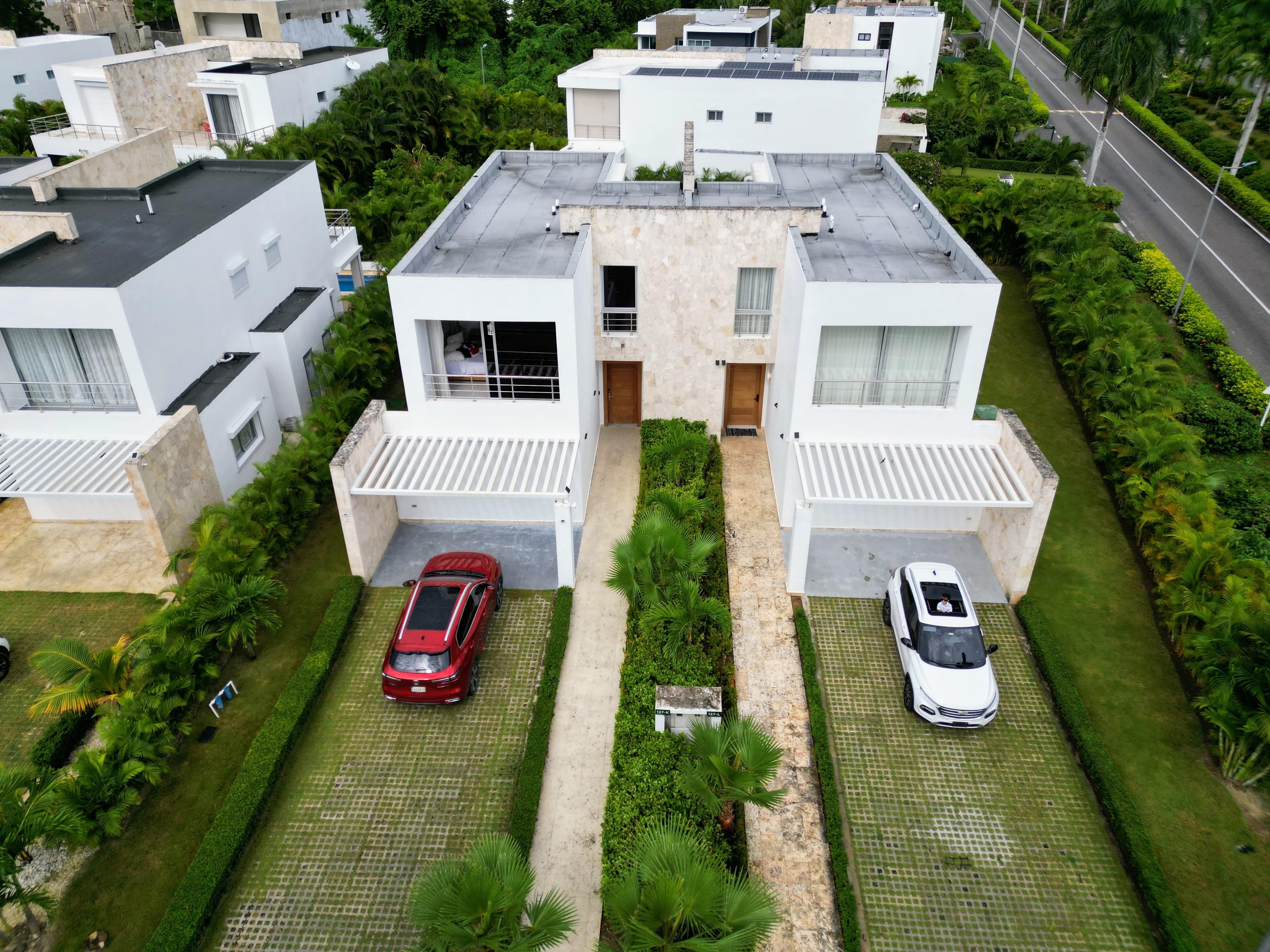 PLAYA NUEVA ROMANA: En Venta Hermosa Villa de 2 Niveles, 3 Habitaciones, 3 Baños, 335 Mts de Construcción, con acceso a la Playa y Campo de Golf PGA, en Venta por US$350,000.