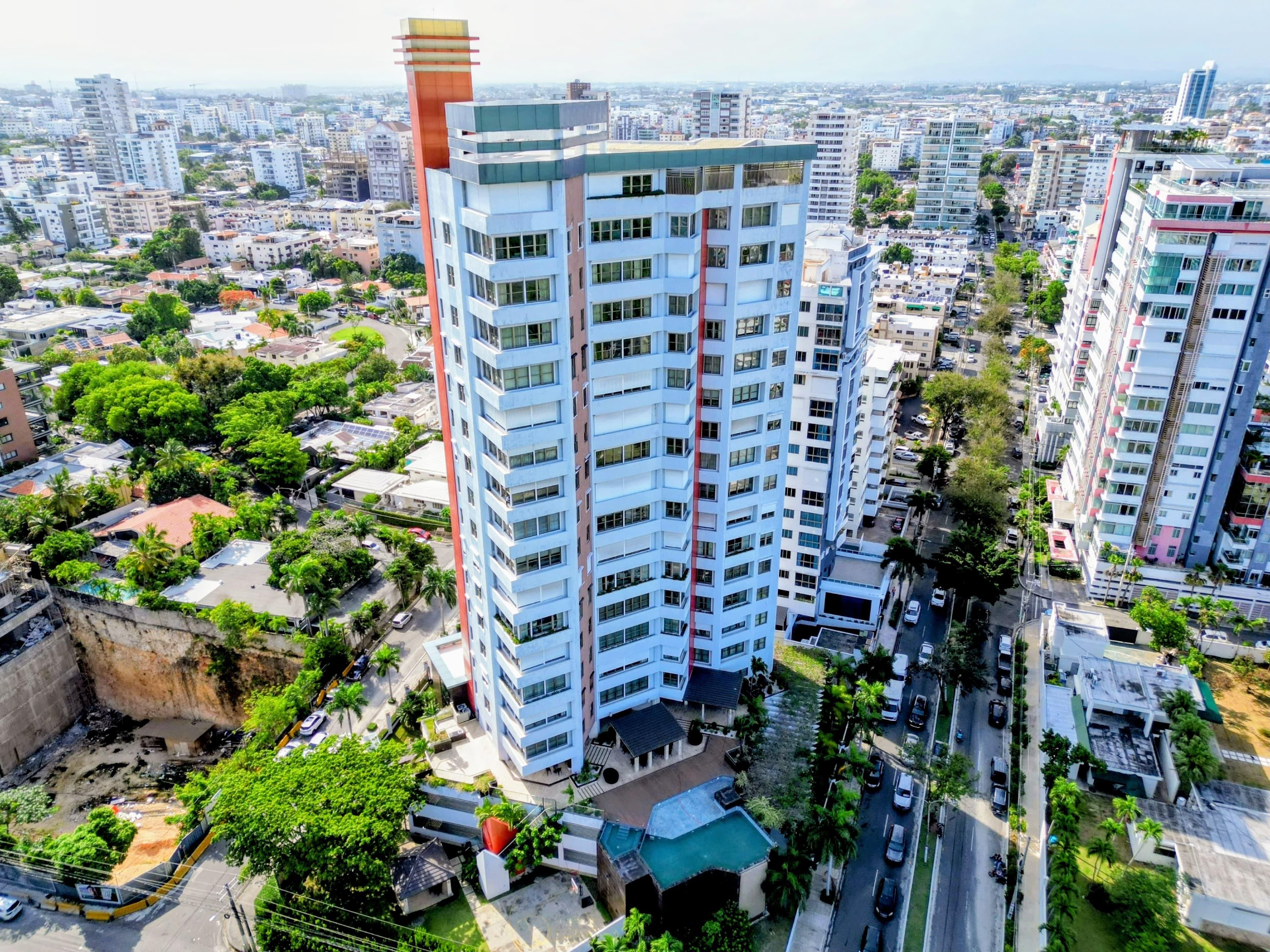 AV. ANACAONA: Impresionante Apartamento Familiar en Torre con Amenidades