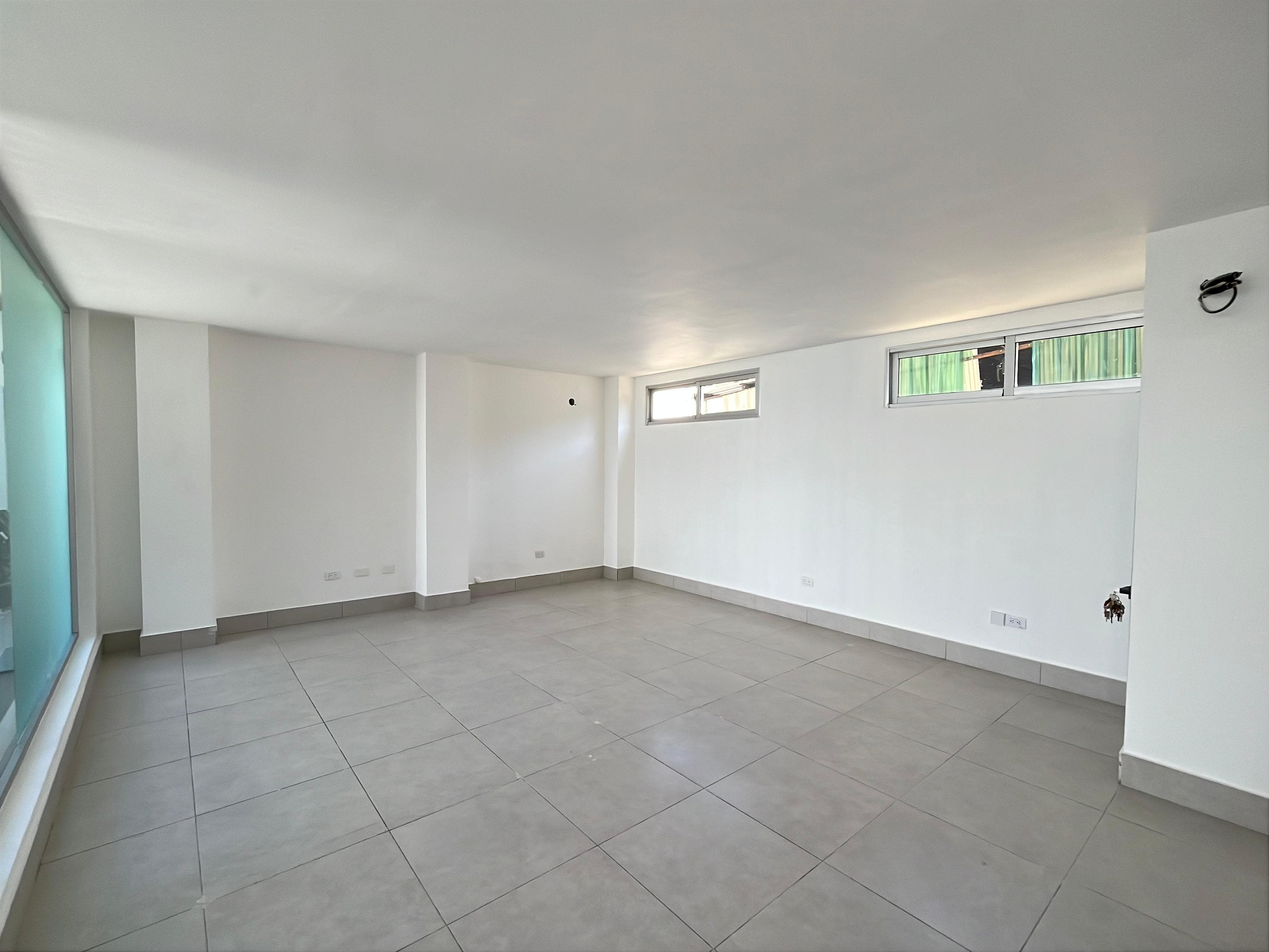 LOS PRADOS: Local en Plaza Comercial de 33.18 Mts, Piso 2, próximo a Av. Núñez de Cáceres, en Alquiler por US$1,150